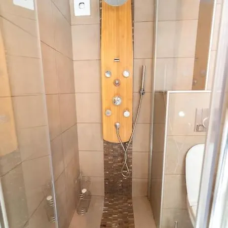 Sk Joli Studio, Le Port, Clim, Tramway, Wifi 17 Bonaparte Apartment *